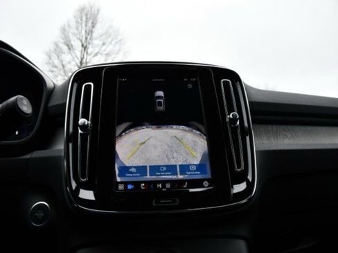 Certified 2025 Volvo XC40 B5 Core image 13