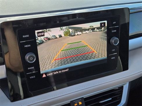 Used 2025 Volkswagen Taos SE w/ Panoramic Sunroof Package image 23