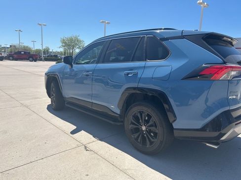 Used 2022 Toyota RAV4 SE w/ Convenience Package image 6