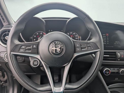 Used 2019 Alfa Romeo Giulia AWD image 11