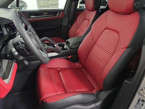 New 2025 Porsche Cayenne Turbo image 5