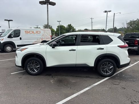 Used 2024 Nissan Rogue S FWD image 3