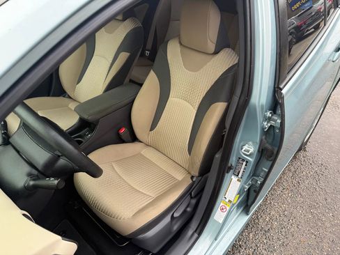 Used 2017 Toyota Prius Two image 12