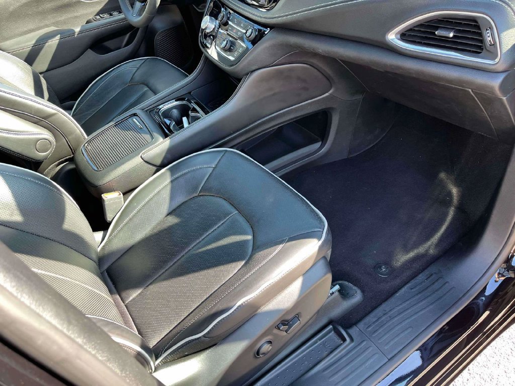 Used 2025 Chrysler Pacifica Limited FWD image 11