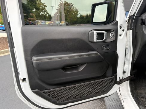 Used 2020 Jeep Wrangler Unlimited Sahara AWD/4WD image 15