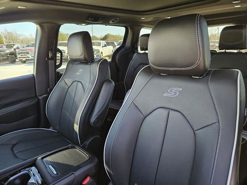 New 2026 Chrysler Pacifica Limited w/ S Appearance Package FWD image 14