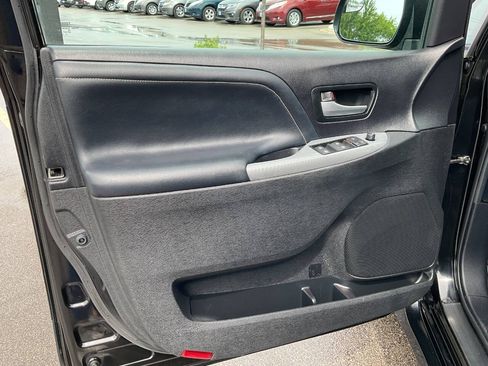 Used 2015 Toyota Sienna SE FWD image 27