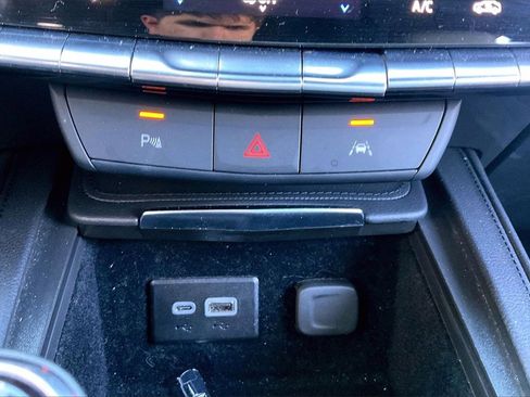 Used 2025 Cadillac XT4 Premium Luxury image 30