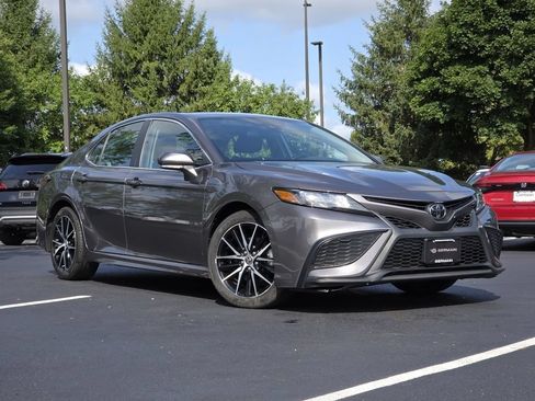 Used 2023 Toyota Camry SE FWD image 2
