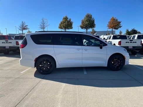 New 2026 Chrysler Pacifica Limited w/ Uconnect Theater Family Group image 6