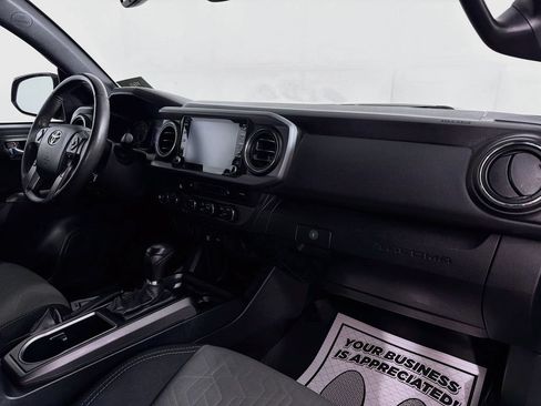 Used 2020 Toyota Tacoma TRD Sport AWD/4WD image 31