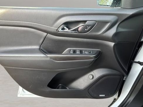 Used 2023 GMC Acadia SLT image 17