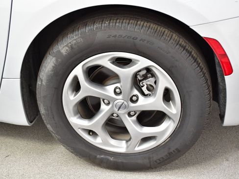 Used 2023 Chrysler Pacifica Touring-L w/ Uconnect Theater Family Group FWD image 38