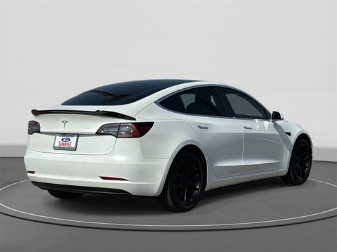 Used 2019 Tesla Model 3 Standard Range image 4