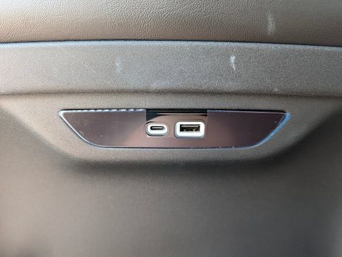 Used 2024 Chrysler Pacifica Limited FWD image 15