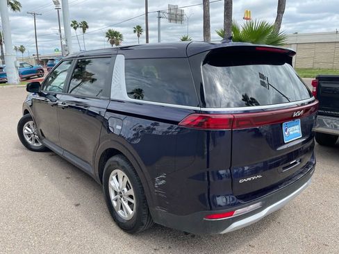 Used 2023 Kia Carnival LX FWD image 4