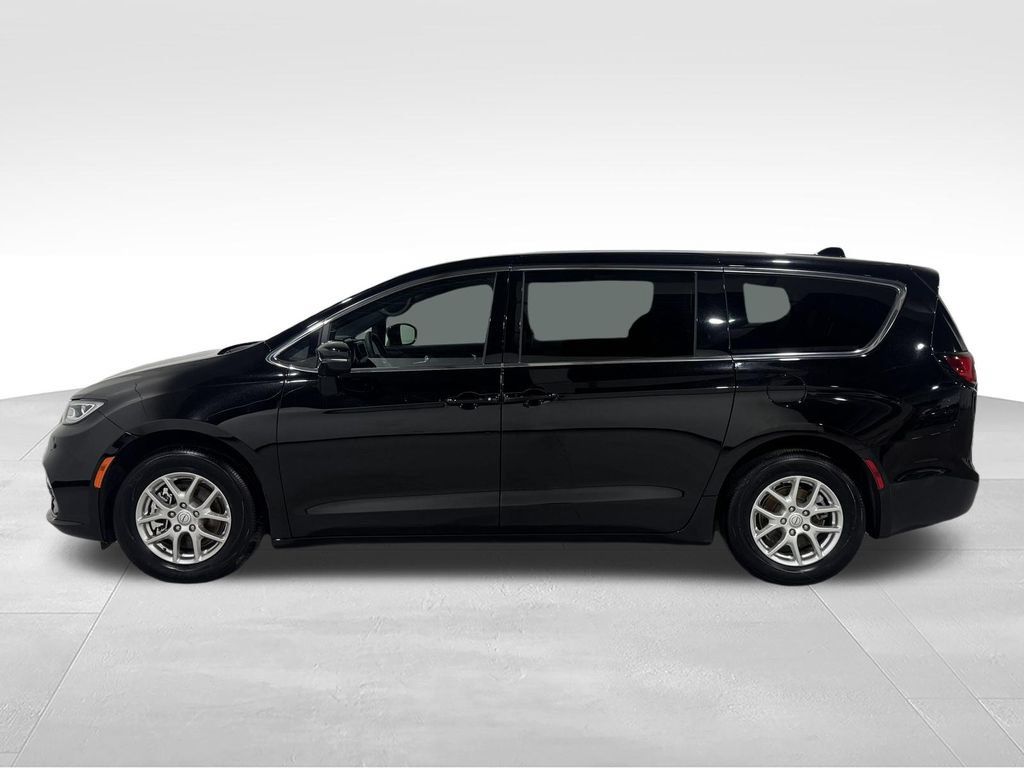Used 2025 Chrysler Pacifica Select FWD image 14
