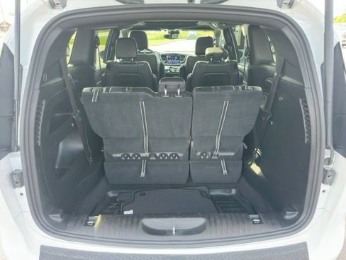 Used 2022 Chrysler Pacifica Touring-L w/ S Appearance Package AWD/4WD image 19