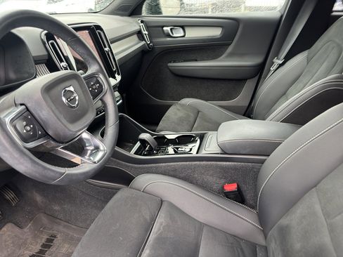 Used 2024 Volvo XC40 B5 Plus AWD/4WD image 3