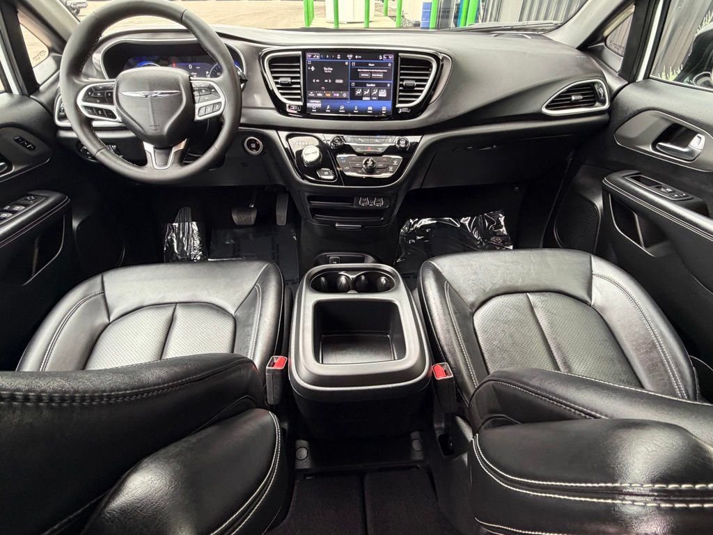 Used 2025 Chrysler Pacifica Select FWD image 12