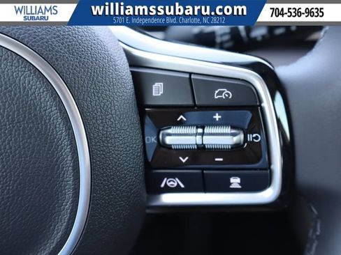 Used 2025 Kia Carnival EX FWD image 22