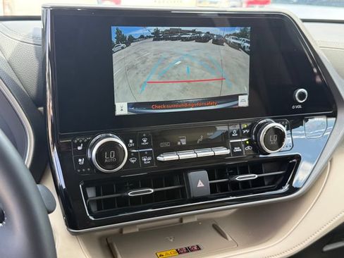 Used 2025 Toyota Highlander Limited FWD image 20