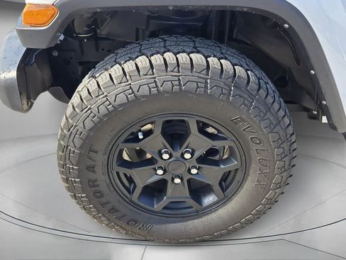 Used 2022 Jeep Gladiator Willys image 9