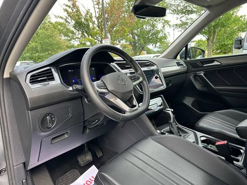 Used 2022 Volkswagen Tiguan SE AWD/4WD image 11