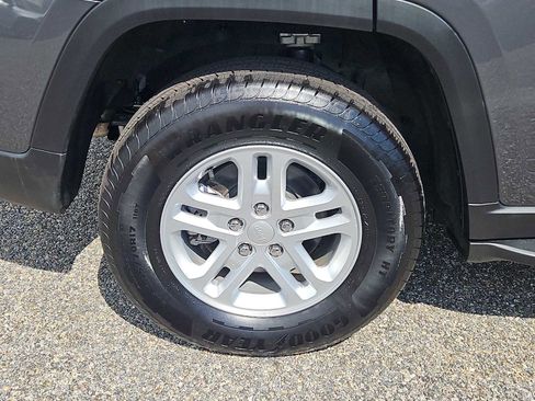 Used 2022 Jeep Grand Cherokee Laredo w/ Luxury Tech Group I AWD/4WD image 9