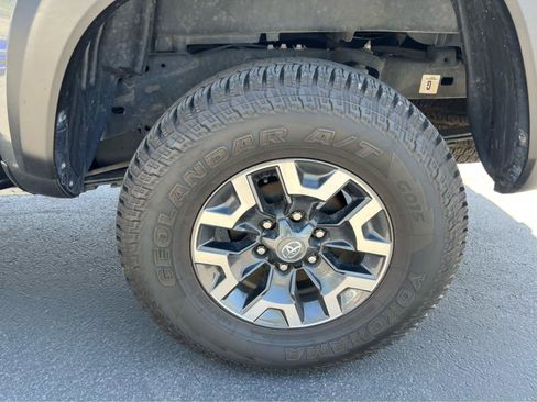 Used 2022 Toyota Tacoma TRD Off-Road w/ TRD Premium Off Road Package AWD/4WD image 14