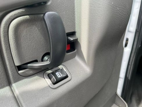 Used 2018 Chevrolet Express 2500 RWD image 10