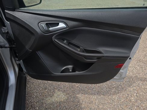 Used 2018 Ford Focus SE FWD image 23