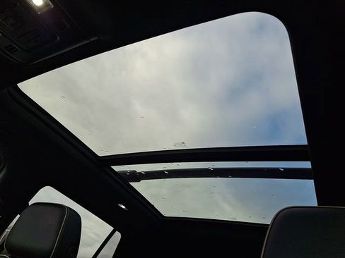 Used 2021 GMC Yukon SLT w/ SLT Premium Package image 16