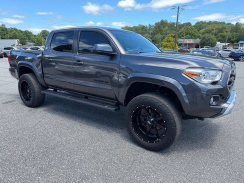 Used 2017 Toyota Tacoma SR5 w/ Tow Package AWD/4WD image 4