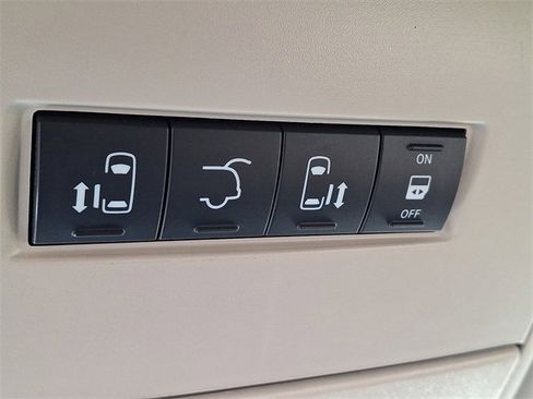 Used 2015 Chrysler Town & Country Touring image 21