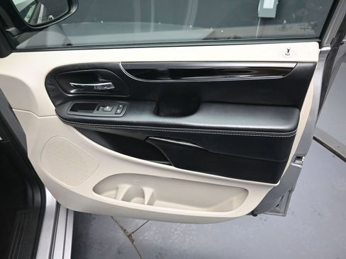 Used 2016 Dodge Grand Caravan SE image 28