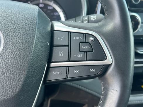 Used 2024 Toyota Highlander XLE FWD image 20
