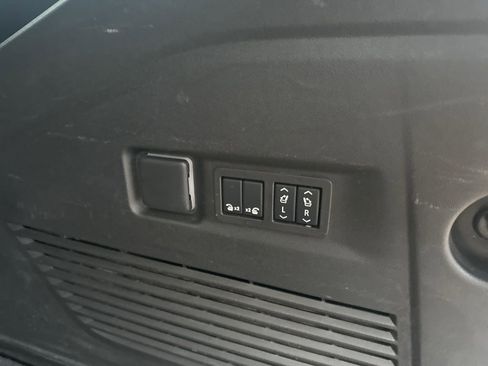 Used 2024 Chevrolet Suburban Z71 w/ Luxury Package image 38