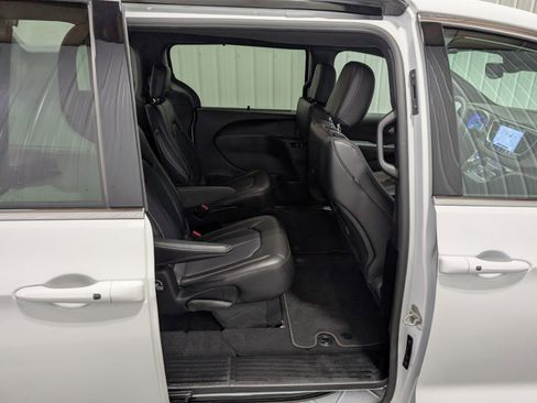 Used 2025 Chrysler Pacifica Select image 26