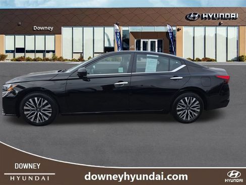 Used 2025 Nissan Altima 2.5 SV FWD image 2
