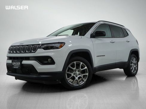 Used 2022 Jeep Compass Latitude image 1