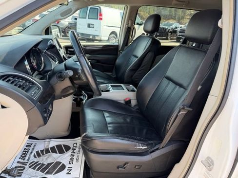 Used 2014 Chrysler Town & Country Touring FWD image 2