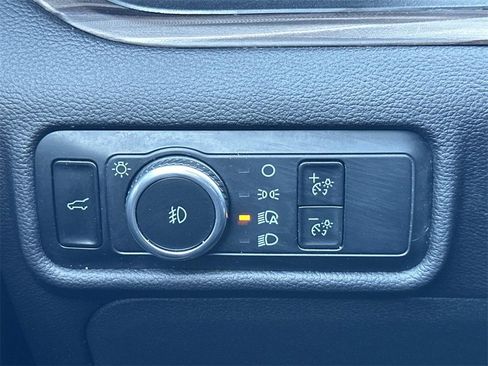 Used 2023 Ford Explorer Limited image 18