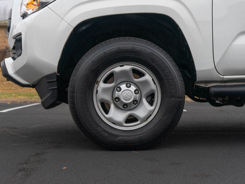 Used 2022 Toyota Tacoma SR image 9