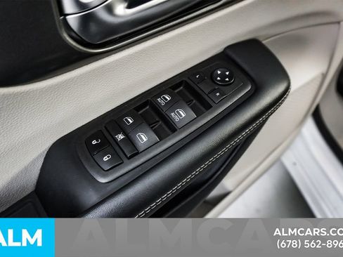 Used 2024 Chrysler Pacifica Select image 48