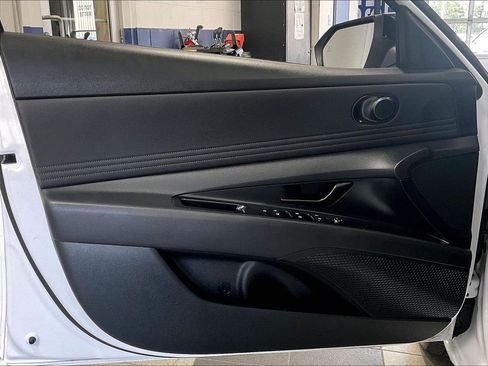 Certified 2025 Hyundai Elantra SEL FWD image 9