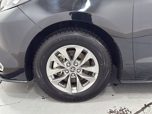 Used 2024 Toyota Sienna XLE image 25