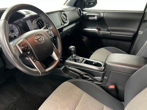 Used 2021 Toyota Tacoma TRD Off-Road w/ Technology Package AWD/4WD image 16
