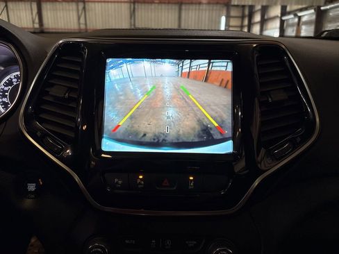 Used 2019 Jeep Cherokee Limited w/ Technology Group AWD/4WD image 36