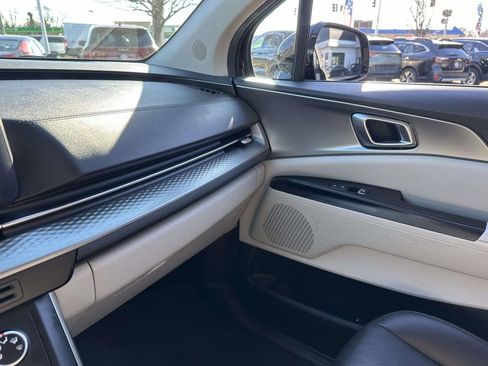 Used 2022 Kia Carnival LX image 23